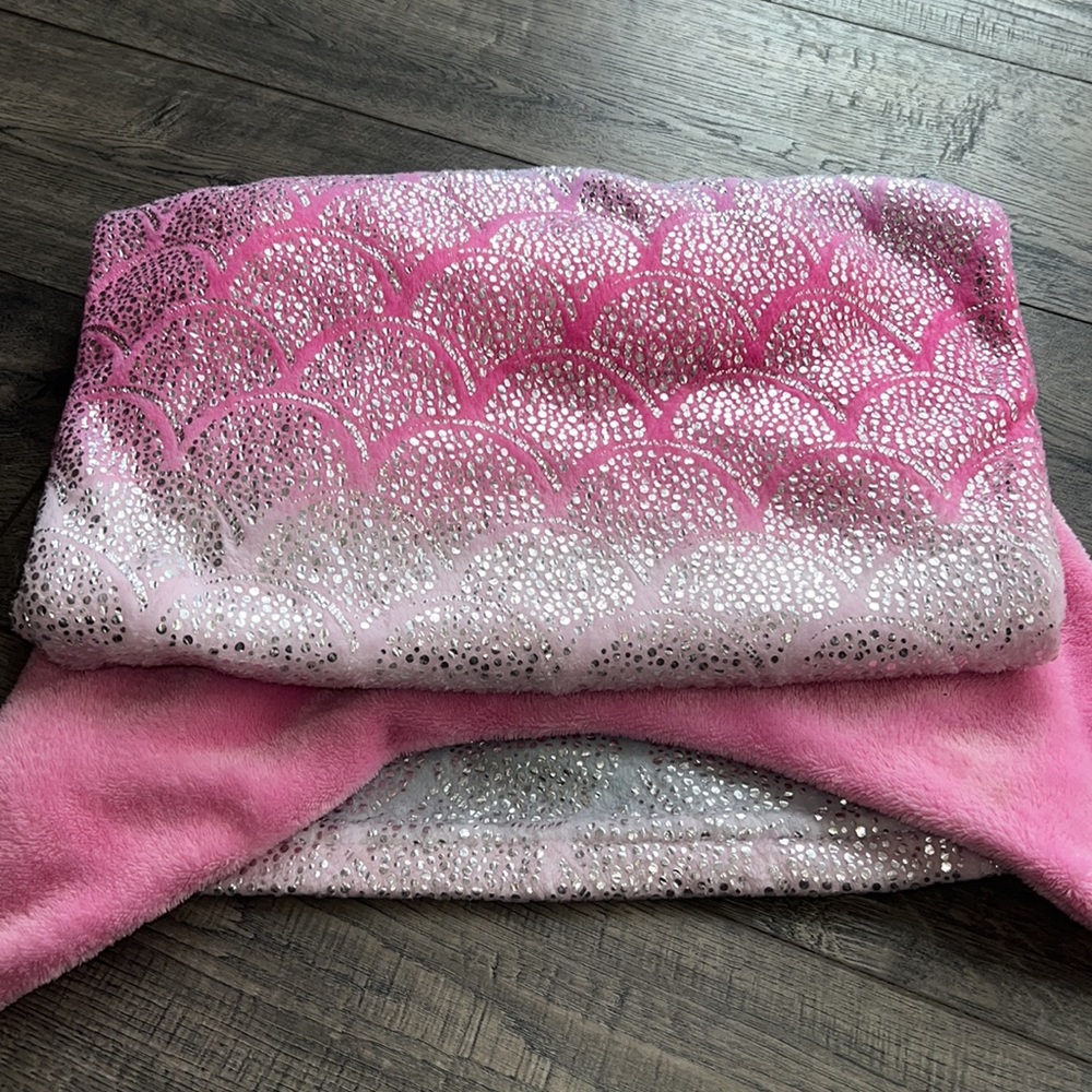 Mermaid tail plush wearable blanket - Picture 8 of 8